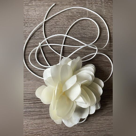 White Flower choker A169 - Picture 2 of 4